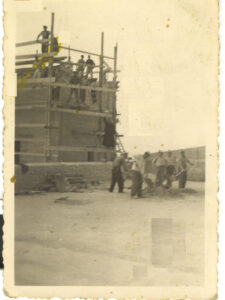 Si costruisce il campanile (25-04-1953)